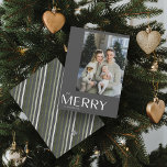 メリーグモダンレイ写真クリスマス シーズンカード<br><div class="desc">今年は、グレー写真のクリスマスカー気にドでお友達や家族に知らせてくモダンださい。それは最新スタイリッシュであるだけでなく、過去年からあなたのメモリを含めるためにお気に入りの十分な宇宙を持っている。デザインはクリーンでミニマルまだフェスティバルで、「メリー」という言葉と名前と年のメッセージを添えたシックなタイポグラフィを取り上げていパーソナライズされたる。全体を結ぶ灰色魅力的の背景に座っているすべては一緒に見える。シックなtouchを追加するには、カードの背面にニュートラルなグレーとセージの緑のストライプパターンを備える。あなたはもしあなたのお尻を反映する伝統的クリスマスカードの更新されたテイクを探してモダン、家族、これはあなたのためのデザインである。あなたは、子供がいる若いカップルや単に時代に合わせて探している成熟した家族など保、メリーグレーの写真のクリスマスカードは、あなたの美意識に合うように設計されている。私たちは皆、このホリデーシーズンに感謝すべきことがあるけれど、それに時間を割く人は表現少ない。グレイメリーフォトモダンクリスマスカードは、あなたが共有した特別な瞬間をどれだけ感謝しているかを愛する人々に示す一つの方法であってもよい。今年の休暇シーズンを1つにしなさい忘れ!Copyrightベリーデザイン、すべての権利を留保。</div>