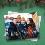メリーシンプルクリスマスの台本の家族の写真 シーズンポストカード<br><div class="desc">このクラシックシンプルの休日ハガキは、横向き写真の下にスクリプトで「メリークリスマス」を独身の掲げている。このクリスマスフォトカードは家族のクリスマスカードとして使うのに最適だ。カードの背面には2番目の写真のためのスペースがあり、長いカスタムメッセージを持つ離れまたはあなた自身のノートに書することができます。Lea Delaverisデザインによって作成されたシンプル2枚の写真のクリスマスハガキデザインと、追加のカードのスタイル、色などを見つけることができるメリークリスマスフローリッシュコレクションの一部と休日の応援を送信する。</div>