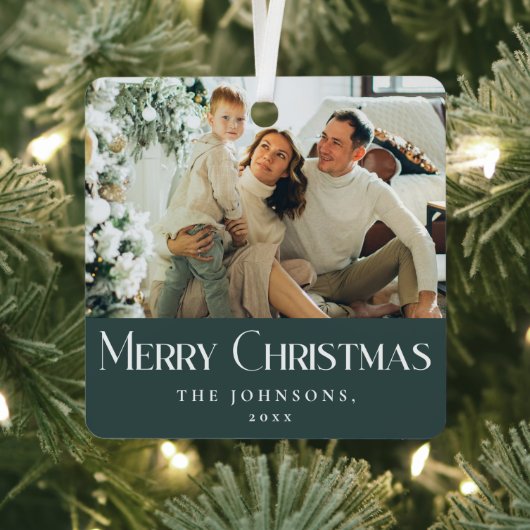 メリースタイリッシュスエレガントクリスマス家族写真グリーン メタルオーナメント (インサイチュ)