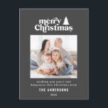 メリータイポグラフィ写真 シーズンポストカード<br><div class="desc">クリスマスメリーグラフィックタイポグラフィ写真のホリデーカード。手描きモダンの文字と木。</div>