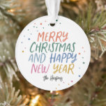 メリーパーソナライズされたカラフルクリスマスの新年 オーナメント<br><div class="desc">このフェスティバルとおもしろいデザインは、浮お洒落動カラフル紙吹雪ドットで強調された色のスタイル付きタイポグラフィを特徴とす鮮やかる。</div>