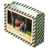 メリーパーソナライズされたクリスマスの緑のストライプ写真 ラージペーパーバッグ (裏面アングル)