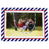 メリーパーソナライズされたクリスマスの青いストライプ写真 ラージペーパーバッグ (裏面)