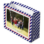 メリーパーソナライズされたクリスマスの青いストライプ写真 ラージペーパーバッグ (裏面アングル)