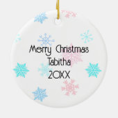 メリーパーソナライズされたクリスマス灰色の子猫ピンクボウ セラミックオーナメント (裏面)