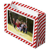 メリーパーソナライズされたクリスマス赤いストライプ写真 ラージペーパーバッグ (裏面アングル)