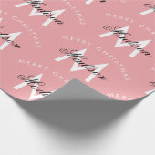 メリーパーソナライズされたクリスマス赤面ピンクモノグラム ラッピングペーパー (角)