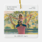 メリーミニマルスシンプルクリスマスの家族の写真 セラミックオーナメント (正面)