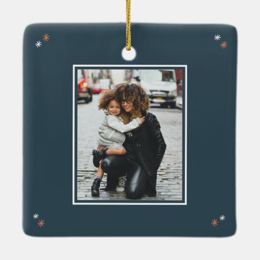 メリーモダンクリスマスの木々が星の写真 セラミックオーナメント (裏面)