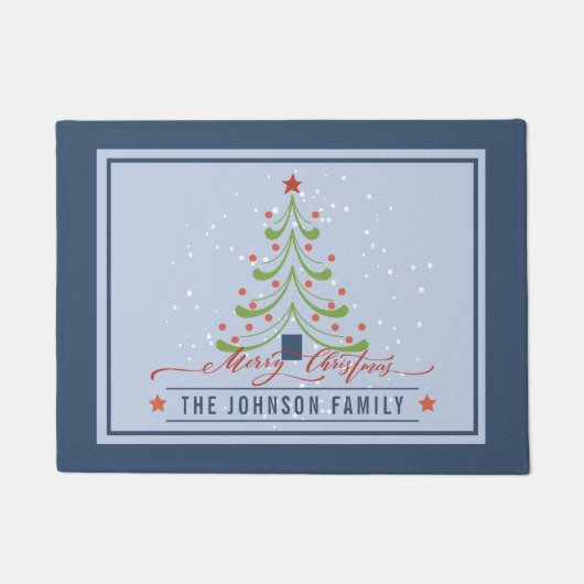 メリーモダンクリスマスの木の家族の名前モノグラム ドアマット (正面)