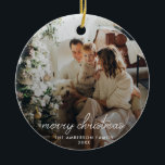 メリーモダンクリスマスオーナメント セラミックオーナメント<br><div class="desc">白いモダン文字「メリークリスマス」を持つ休日の写真オーナメント。個人のtouchにとって容易に名前と年が出る事が出来る。トレンディー、ミニマルコンテンポラリーリスト、デザインが今年のホリデーシーズンを目立つ！</div>