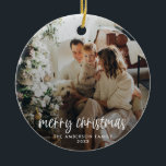 メリーモダンクリスマスオーナメント セラミックオーナメント<br><div class="desc">白いモダン文字「メリークリスマス」を持つ休日の写真オーナメント。個人のtouchにとって容易に名前と年が出る事が出来る。トレンディー、ミニマルコンテンポラリーリスト、デザインが今年のホリデーシーズンを目立つ！</div>