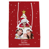 メリーモダンクリスマスツリー写真コラージュ赤 ミディアムペーパーバッグ (裏面)