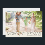 メリーモダンクリスマス家族の写真グリーティング シーズンカード<br><div class="desc">家族や友人にMERRY CHRISTMASの素敵なメッセージを送る写真の挨拶。休日の緑の小枝と背中にあなたの家族の名前を持つパーソナライズされた果実でアクセント。</div>
