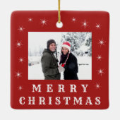 メリーモダンクリスマス雪ファミリー写真赤 セラミックオーナメント (裏面)