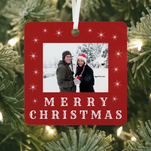 メリーモダンクリスマス雪ファミリー写真赤 メタルオーナメント (インサイチュ)