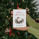 メリーモダンミニマルス・クリスマス・レッド・ベリー植物学 シーズンカード<br><div class="desc">このメリークリスマスレッドベリーボタニカルモダンクリスマスカーミニマルドと今年のシーズンの美しい休日の挨拶を送る！これエレガントは、フェスティバルカードは必ず受信者を休日の精神に置く！「メリーモダンクリスマス読」という合字タイポグラフィを使ったパインの緑、ユーカリ赤と白、果実、松のコーンの暖かい色調が印象に残る。ミレニアルの若い家庭に最適なカードでモダンミニマル、このカードはスタイルと両方であり、休日の応援の微妙な声明を作りたい人に最適である。背中には、植物模様の全体にマッチするtouchを追加よくはしゃぐする。この素敵なカードを友人や家族に今休暇の季節に送信し、それを1つメリーにする！著作権ベリーデザイン、すべての権利を予約。</div>