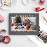 メリーモダン金ゴールド文字木炭グレー写真 箔シーズンカード<br><div class="desc">"メリーChristmas"の休日カードは、横向きの写真とモダン金ゴールドフォイルあいさつ文字を備えた横向きのフォーマットを備え、写真と重なり合う。ファミリーシンプルシグネチャーと年で文字スクリプトをパーソナライズし、カードの背面に追加メッセージを含めるように選択する。背面には2つの追加の写真宇宙も含まれている。濃い木炭の灰色の背景色を含む。</div>