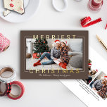 メリーモダン金ゴールド文字 箔シーズンカード<br><div class="desc">"メリーChristmas"の休日カードは、横向きの写真とモダン金ゴールドフォイルあいさつ文字を備えた横向きのフォーマットを備え、写真と重なり合う。ファミリーシンプルシグネチャーと年で文字スクリプトをパーソナライズし、カードの背面に追加メッセージを含めるように選択する。背面には2つの追加の写真宇宙も含まれている。濃い灰色の茶色の背景色を含む。</div>