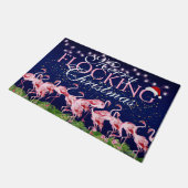 メリーロッキングクリスマスピンクフラミンゴ ドアマット (アングル)