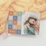 メリー明るいクカラフルリモダンスマス写真 シーズンカード<br><div class="desc">私たち祝の「メリー&ブライト」のフォトカードとスタイルの季節は、伝統におもしろいを好き鮮やか、をツイストする人に最適なはっきりしたデザインとフォトを持つ。オレンジ、イエロー、グリーン、ピンク、ブルーのカラフルマスを備え、それぞれのブロック内メリーの「明るい」ポップの文字を鮮やか表す。下の文字には名字と年が優雅に表示されモダンる。写真をお気に入りの右側に追加して個人touchに追加！バックはよくはしゃぐ幾何マスの中にインスパイアは、クリスマスの星や木、バウブル、贈り物のダイナミックなバウハウスのパターンでテーマを続ける。このユニークデザインは、カラフル、休日の応援を愛し、彼らのカードが本当に目立つようにしたい人に理想的である。このページにリンクされたコレクションを見てアイテムを照合するか、クリスマスフォトカードを買いに当店を訪ねてみよう！</div>