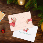 メリー明るい | Dachshund Dogクリスマスセーター 箔シーズンカード<br><div class="desc">魔法と祝フェスティバルの休日のシーズンと私たちカスタムのの例示的な休日グリーティングカード。私たちのフェスティバルの休日デザインは、私たちの手を描いたダシュント犬はフェスティバルの赤い居心地の良いニットのセーターを着ている。ダシュント犬は〔雄ジカの〕枝角にクリスマスライトの列包まれたを付けのまわりに、犬の口の中に入っている。カードの一方の側に犬の顔を載せ、カードの他方の端に犬の背中を載せのまわりにて、カードを包む犬の印象を作り、可愛いおもしろいデザインを作る。バラ金ゴールド紙吹雪の雪が背景に降り、「メリー&ブライト」がバラ金ゴールドフォイルのブスタイリッシュラシのスクリプトに表示されモダンる。バラ金ゴールド箔エレメントをおもしろいダックスユンド犬イラストレーションに添加する。家族の名前でパーソナライズ。カードの背面には、私たちのダックスフント犬の水の色のイラストレーションと挨拶がパーソナライズされたある。全てのイラストレーションは鳥類学の手描きのオリジナルのアートワークである。</div>