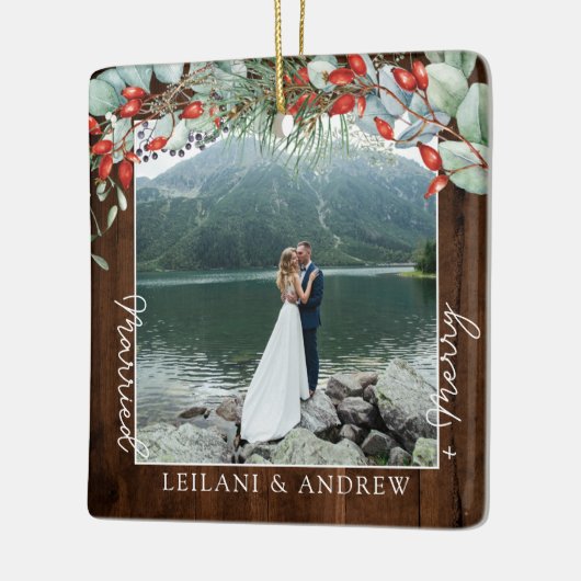 メリー結婚した緑色水彩写真ダークウッド セラミックオーナメント (左)