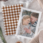 メリー&スクリプ結婚したトタイポグラフィPlaid写真 シーズンカード<br><div class="desc">この美祝しくデザインされた&スクリプメリートタイポグラフィPlaid Photo Holiday Cardを使って新しい初めてのクリスマスとして新しいを楽しめスタイリッシュ、親密な写真レイアウトとカラメルとホワイトバッファローのチェックplaid backerを搭載した。家族や友人に暖かい休日の願いを送るのに最適な、このカードは特別な瞬間の優雅さと一緒にあなたの新しい旅の喜びをキャプチャする。冬の結婚式、休日のお知らせ、または感謝のメモに最適な、このカードは時代を超越して汎用性がある。一致する製品、色のバリエーション、またはパーソナライズされたデザインの変更を探しているあなたの大事な行事に完璧に合った特注オプションのためのデザイナーに手を伸ばす。著作権Anastasia Surridge、全著作権所有。</div>