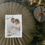 メリー&スクリプ結婚したト名フォトクリスマスカード シーズンカード<br><div class="desc">この美しい書道のスクリプト名モダン写真クリスマスの休日カードは白の背後にあなたの垂直の写真を備えてメリー、フォントの美しいサンセリフの中で'と'の単語を使用して結婚、白を破り、余白に割り込んで、タイポグラフィの上の角を横切るスクリプトの'を分割。カードはパーソナライズされた一番下に名前が付いた離れり、同じ台本にも同じ名前が書かれており、年間でブレイクアウト文字のことわざ「新しいミスターとミセス」が付いている。文字は黒で、非常に暗い場合を除き、ほとんどの写真で動作する必要がある。カードの背面には2枚目の写真が結婚ある。新婚の初めてのクリスマスの美しいカード！私たちの小さなビジネスをサポートしてくれてありがとうございます、私たちは本当に感謝！著作権Anastasia Surridge、全著作権所有。</div>