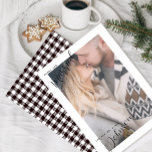 メリー&スクリプ結婚したトPlaidフォトクリスマスカード シーズンカード<br><div class="desc">新しい祝初めてのクリスマスとしては、親密な写真レイアウトと黒と白のバッファローのチェックのプレイドを備えたメリー&結婚したカードを備えた美しくデザインされたスタイリッシュ'と'カード。家族や友人に暖かい休日の願いを送るのに最適な、このカードは特別な瞬間の優雅さと一緒にあなたの新しい旅の喜びをキャプチャする。冬の結婚式、休日のお知らせ、または感謝のメモに最適な、このカードは時代を超越して汎用性がある。一致する製品、色のバリエーション、またはパーソナライズされたデザインの変更を探しているあなたの大事な行事に完璧に合った特注オプションのためのデザイナーに手を伸ばす。著作権Anastasia Surridge、全著作権所有。</div>