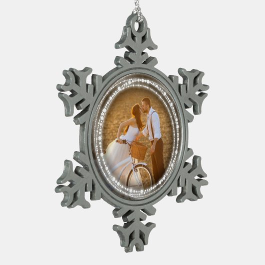 メリー&ブライトきらめくサークルのクリスマス写真 スノーフレークピューターオーナメント (左)