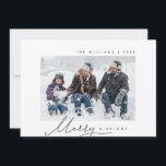メリー＆ブライト ファミリーフォト モダンスクリプト シーズンカード<br><div class="desc">メリー＆ブライト。 このモダンなミニマルスクリプトテーマの家族写真カード（印刷またはダウンロード可能）で、クリスマスのホリデーシーズンをお祝いしてください。 完全にカスタマイズ可能で、あなた自身のグリーティングメッセージでパーソナライズされています。 シンプルで、簡単、そしてモダンでミニマル、そしてフェスティブ。 ホリデーの願いを伝えるのに最適なグリーティングカードです。</div>