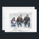 メリー＆ブライト、ファミリーフォト、モダンスクリプト シーズンカード<br><div class="desc">メリー＆ブライト。 このモダンでミニマルなスクリプトテーマのファミリーフォトカード（印刷またはダウンロード可能）で、クリスマスのホリデーシーズンをお祝いしましょう。 完全にカスタマイズ可能で、あなた自身のグリーティングメッセージでパーソナライズできます。 シンプルで簡単、そしてモダンでミニマル、フェスティブです。 ホリデーの願いを伝えるための、完璧なグリーティングカードです。</div>