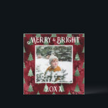 メリー＆ブライト フォト レッド メタリック グリッター シーズンカード<br><div class="desc">メリー＆ブライトのタイポグラフィ。中央にお好きな写真を飾り、赤いメタリックと緑のメタリックの松の木があしらわれています。裏面にはメッセージと名前をパーソナライズできます。 完璧なホリデーグリーティングカードです。</div>