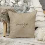 メリー・ミニマモダンリストTaupe Velvetクリスマス クッション<br><div class="desc">装飾用クッションは手書きのフォントとシンプルデザインミニマルでビロード感のある外観。「CHRISTMAS」ホームデコーエレガントルコレクションと連携するように設計。このページのコレクションリンクを表示して、この美しいデザイン内の一致するアイテムをすべて表示するか、コレクションを参照する： https://bit.ly/3Be0KHr</div>