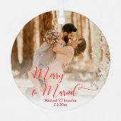 メリー&結婚した 結婚2枚の写真の赤い書道 メタルオーナメント (正面)