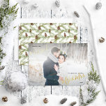 メリー&結婚した Winter Fir Coneの結婚写真 箔シーズンカード<br><div class="desc">あなたの非常に独自のメリー&冬のモミ結婚したコーンのフォトホイルのホイルのホリデーカー結婚ドで休日の応援を広げる！カードの背面にはモミのコーン冬の植物の緑のパターン結婚が、フロントにフルブリードの写真を備え、「結婚した」と名を付けて結婚した、実在金ゴールド、銀またはバラの金ゴールドフォイルの手書き文字の文字です。あなたが好きなことを言うために文字をパーソナライズすることができ、それは本当に特別でユニーク、あなたの愛する人々のためのカードを作るホリデーシーズン。今日注文しろ！コレクションを表示： https://www.zazzle.com/merry_christmas_winter_fir_cone_greenery_photo_holiday_card-256229671313837887一致連絡する製品のデザイナー。著作権エレガント招待状、すべての権利を留保。</div>