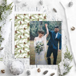 メリー&結婚した Winter Fir Coneの結婚写真 箔シーズンカード<br><div class="desc">あなたの非常に独自のメリー&冬のモミ結婚したコーンのフォトホイルのホイルのホリデーカー結婚ドで休日の応援を広げる！カードの背面にはモミのコーン冬の植物の緑のパターン結婚が、フロントにフルブリードの写真を備え、「結婚した」と名を付けて結婚した、実在金ゴールド、銀またはバラの金ゴールドフォイルの手書き文字の文字です。あなたが好きなことを言うために文字をパーソナライズすることができ、それは本当に特別でユニーク、あなたの愛する人々のためのカードを作るホリデーシーズン。今日注文しろ！コレクションを表示： https://www.zazzle.com/merry_christmas_winter_fir_cone_greenery_photo_holiday_card-256229671313837887一致連絡する製品のデザイナー。著作権エレガント招待状、すべての権利を留保。</div>