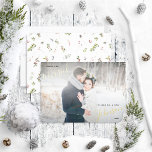 メリー&結婚したWinter Berry結婚の写真 箔シーズンカード<br><div class="desc">あなたの非常に独自の&ウィンターベリメリーーのフォトフォイル結婚したのホリデーカー結婚ドと一緒に休日の応援を広げる！このフェスティバル水色の冬のベリーの植物のパターンの背面結婚は、前面にフルブリードの写真を備え、「結婚した」と名を付けて結婚した、実在金ゴールド、銀またはバラの金ゴールド箔の手書き文字で表したスクリプト。あなたが好きなことを言うために文字をパーソナライズすることができ、それは本当に特別でユニーク、あなたの愛する人々のためのカードを作るホリデーシーズン。今日注文しろ！コレクションを表示： https://www.zazzle.com/collections/warm_winter_berry_cards_gifts-119732180680284762一致連絡する製品のデザイナー。著作権Anastasia Surridge for エレガント招待状，全著作権所有。</div>