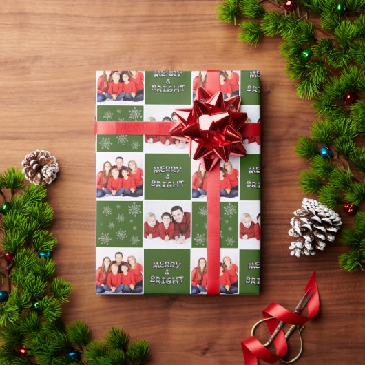 メリー&鮮やかなクリスマススノーフレーク写真グリーン ラッピングペーパー (クリスマスギフト)