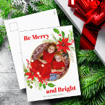 メリー&Bright Christmas Poinsettia家族写真 シーズンポストカード<br><div class="desc">ホリーの葉を持つ美しい赤いポインセチアフローラは、メリークリスマスの上のあなたの可愛い家族の写真を囲む。明るく明るい子供たちは、花とかわいらしあなたの平方離れ写真との休日のハガキのまわりにを撮影する。フェスティバルはがき</div>