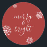 メリー&Bright Christmas Snowflaksスタンプ ラウンドシール<br><div class="desc">シンプルクリスマスの休日のデザイン雪のメリー結晶と明るい色の赤と白スキーム。</div>