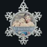 メリー&Bright Photoクリスマスファミリーオーナメント スノーフレークピューターオーナメント<br><div class="desc">コンテンポラリータイポグラフィとかわいらしスノーフレークのスタイリングは、このメリー&ブライトの写真オーナメントを今年あなたの木に特別に追加する。黒と白のレタリングを持つ埃っぽい冬の青いバンドは、自分自身や祖父母のための素敵な記念を作る。写真、家族の名前、年でパーソナライズ。</div>