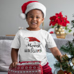 メリー&Bright with Santa Hat Christmas, ZSPG トドラーTシャツ<br><div class="desc">幼児用Tシャツタイポグラフィデザインとメリーサンタ帽子と明るいクリスマスおもしろいデザイン。このテーマの自分のバージョン人気がある。家族素晴らしの休日の衣服や時間のために。すべてのストアを表示bit.ly/SandyspiderStores</div>