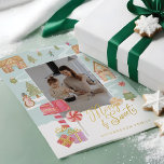 メリー & Sweet Gingerbread Candy Town Family写真 箔シーズンカード<br><div class="desc">あなたの家族と友人の甘い休日の願いを私たちのおもしろいとフェスティバルの休日ジンジャーブレッドフォイルカード。私たちのデザインは私たち自身の手の水の色の絵を描おもしろいジンジャーブレッドの町の風景と風景を備えている。小さな詳細は全て、この風変わりな小さな近所のシーンに捉えられている。フェスティバルキャンディの装飾、ピンクの雪に覆われた木、子供の遊家、赤いメールボックス、プレゼントで飾られたジンジャーブレッドの家を特徴。あなたの家族の署名、家族の写真、年でパーソナライズし、赤いメールボックスの側にそれを置く。全体に金箔のアクセントが加わる。裏面はおもしろいキャンディ模様。すべてのイラストレーションは絵を描Moodothy Paperyの手オリジナルのアートワークである。</div>