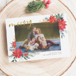 メリー | Winter Poinsettia & Pine Holiday写真 シーズンカード<br><div class="desc">今年で一番素晴らしい時間だ！このデザインはカスタム、ポインセチア、パイン絵を描、冬の果実の二つの手のフローラ配列で囲まれた写真を備えている。ブラシ付き離れ金ゴールドスメリークリプトレタリングに右上隅の「」が表示される。右下の隅には家族の名前と年がある。白い雪模様のフェスティバル赤に逆向きのもの。「このクリックテンプレートをパーソナライズ」で、文字を変更し、自分の写真をアップロードしよう！私たちの店を訪問してもっとデザイン!</div>