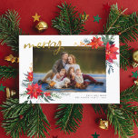 メリー | Winter Poinsettia & Pine Holiday写真 シーズンカード<br><div class="desc">今年で一番素晴らしい時間だ！このデザインはカスタム、ポインセチア、パイン絵を描、冬の果実の二つの手のフローラ配列で囲まれた写真を備えている。ブラシ付き離れ金ゴールドスメリークリプトレタリングに右上隅の「」が表示される。右下の隅には家族の名前と年がある。白い雪模様のフェスティバル赤に逆向きのもの。「このクリックテンプレートをパーソナライズ」で、文字を変更し、自分の写真をアップロードしよう！私たちの店を訪問してもっとデザイン!</div>