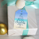 メリーBeachy Christmasスクリプエレガントト ギフトタグ<br><div class="desc">クリスマスの木の形をした台本の書道と抽象芸術ビーチの背景を持つ挨拶を特集エレガントし、これらのギフトラベルで休日の贈り物に沿岸の雰囲気を加える。Zazzle Chatを通し連絡て私にはもし、他の色の方法やデザインの微調整、またはより一致する製品が必要である。</div>