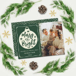 メリーBright Christmas Baubleのモダン写真 シーズンカード<br><div class="desc">今年の休日の挨拶を、このスタイルと非常にモダントレンディークリスマス装飾写真のホリデーカードと一緒に送る。デザインは自分の言葉でパーソナライズする簡単であり、あなたの選択の写真と家族や友人は、これらの"明るい"クリスマスカードを受け取ると興奮メリーする。</div>