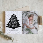 メリーBright Christmas Tree |ホリデーフォトカード シーズンカード<br><div class="desc">書道とモダンクリスマスツリーモダンイラストレーションを搭載した休日のフォトカード。その他の色やフォトカードやラベルなどのアイテムも用意されている。「あなたの日が明るくメリーて欲しいな」</div>